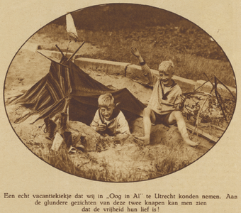 872188 Afbeelding van twee jongens die vakantie vieren op een braakliggend terrein in de wijk Oog in Al te Utrecht.